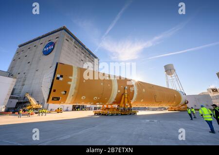 USA New Orleans - 08 gennaio 2020 - il razzo Space Launch System della NASA dallo stabilimento di assemblaggio Michoud della NASA a New Orleans. Gli equipaggi hanno mosso il volo hardwar Foto Stock