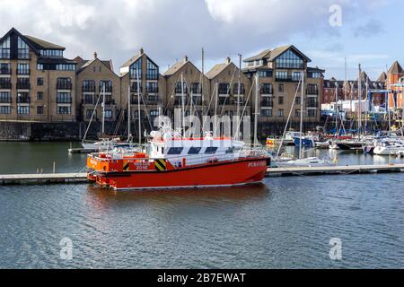 Pura Vida nave di salvataggio ad alta velocità ormeggiata a Brunswick Dock, Liverpool Foto Stock