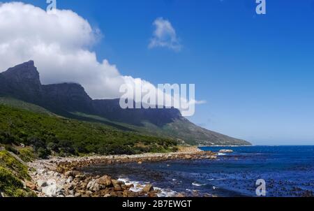 Ocean Road M6 che conduce alla penisola del Capo con vista spettacolare dei dodici Apostoli e della costa Foto Stock