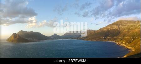 Vista panoramica di Hout Bay e del Chapman's Peak Drive, sulla spettacolare strada dell'oceano del mondo Foto Stock