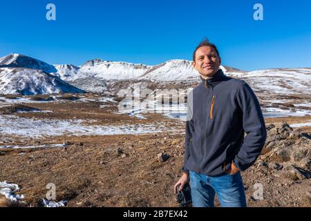 Independence Pass e Happy man in autunno sulla strada 82 rocciosa montagna continentale divide in Colorado con neve invernale e lago ghiacciato Foto Stock