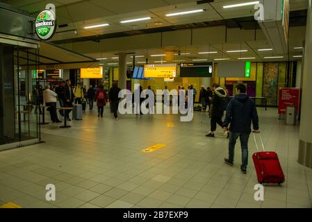 Molto tranquillo aeroporto Schiphol causato dalla chiusura di negozi, caffè e ristoranti da parte del governo a causa del virus corona in Olanda Foto Stock