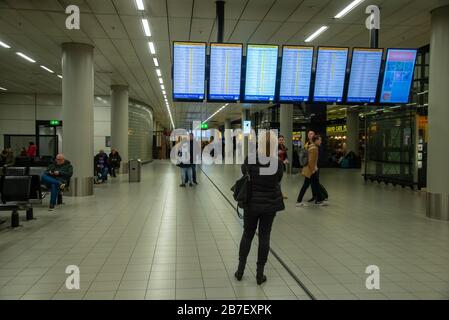 Molto tranquillo aeroporto Schiphol causato dalla chiusura di negozi, caffè e ristoranti da parte del governo a causa del virus corona in Olanda Foto Stock