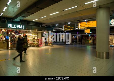 Molto tranquillo aeroporto Schiphol causato dalla chiusura di negozi, caffè e ristoranti da parte del governo a causa del virus corona in Olanda Foto Stock