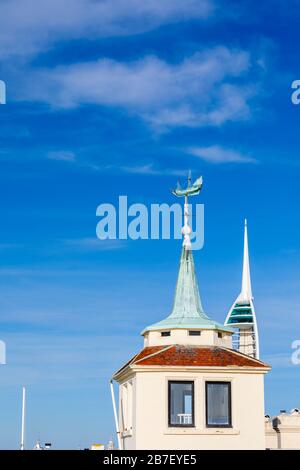 La paletta di tempo nella forma di un galeone d'epoca sul tetto della Casa della Torre in Old Portsmouth, Hampshire, costa meridionale dell'Inghilterra Foto Stock