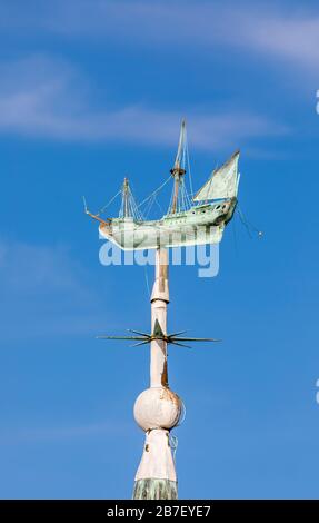 La paletta di tempo nella forma di un galeone d'epoca sul tetto della Casa della Torre in Old Portsmouth, Hampshire, costa meridionale dell'Inghilterra Foto Stock