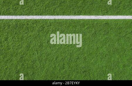 Linea bianca che segna sul tappeto erboso verde di un campo sportivo visto dall'alto come bordo inferiore con spazio di copia di sfondo Foto Stock