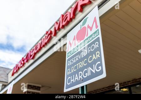 Herndon, USA - 12 novembre 2019: Parcheggio esterno primo piano di cartello per la ricarica di auto elettriche presso il negozio Di Mum's Organic Market con prodotti freschi di fattoria Foto Stock