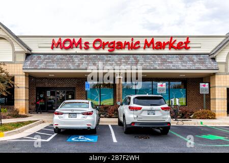 Herndon, USA - 12 novembre 2019: Facciata esterna del negozio Di mercato Biologico della mamma con prodotti freschi di fattoria in strada nella Contea di Fairfax della Virginia Foto Stock