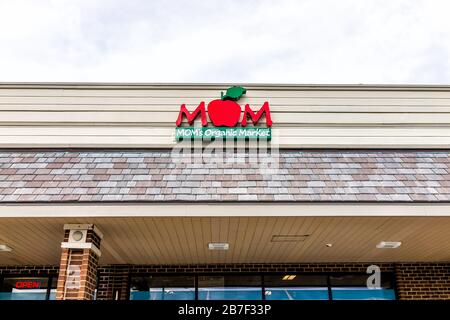 Herndon, USA - 12 novembre 2019: L'esterno del negozio Di mercato Biologico della mamma con prodotti freschi di fattoria sulla strada in Virginia Fairfax County Foto Stock