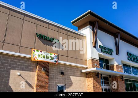 Herndon, USA - 4 novembre 2019: Facciata esterna di Germogli Farmers Market store con prodotti freschi fattoria e ora aperto segno sulla strada in Virginia Fairf Foto Stock