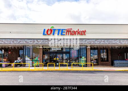 Herndon, USA - 12 novembre 2019: Strada esterna nel centro commerciale Strip di Lotte Asian Korean market store che vende prodotti in Virginia Fairfax County Foto Stock