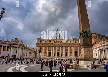 Piazza del Vaticano e l'obelisco egiziano al centro della Piazza del Vaticano eretta nel sito attuale nel 1586. Foto Stock