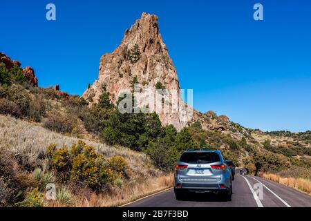 Colorado Springs, Stati Uniti d'America - 13 ottobre 2019: Vista dell'automobile dal giardino degli dei in Colorado con il traffico sulla strada per il giro al parcheggio Foto Stock