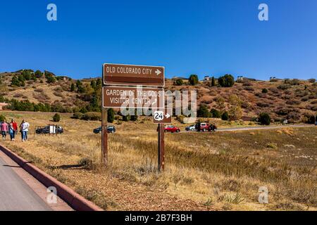 Colorado Springs, USA - 13 ottobre 2019: Vista dal Giardino degli dei in Colorado con strada per il centro visitatori e la città Foto Stock