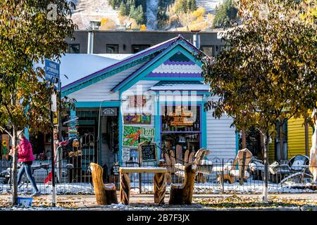 Aspen, USA - 11 ottobre 2019: Piccola città in Colorado con architettura retrò sulla strada in città costosa famosa durante il giorno autunnale con negozio di emporio Foto Stock