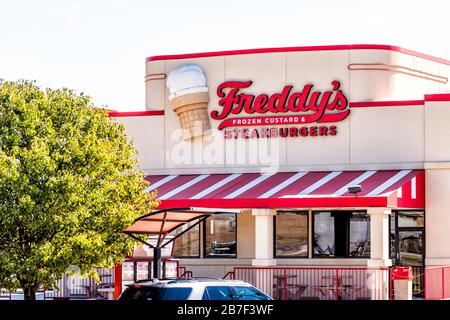 Garden City, USA - 14 ottobre 2019: Costruzione e firma per il gelato alla crema di crema pasticcera Freddy's surgelati e steakburgers in Kansas piccola città rossa esterno Foto Stock