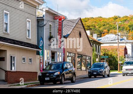 Monterey, USA - 18 ottobre 2019: Strada principale e alberi autunnali di montagna con la vecchia architettura famoso High's ristorante edificio in Highland Count Foto Stock