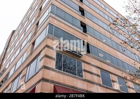 Reston, USA - 10 dicembre 2019: Plaza America vicino al centro città edificio architettura segno per Fusione Pot Fondue ristorante nel nord della Virginia Foto Stock