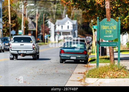 Monterey, USA - 18 ottobre 2019: Strada principale e alberi autunnali con vecchio segno di architettura per il famoso edificio inn hotel nella contea di Highland, Virgi Foto Stock