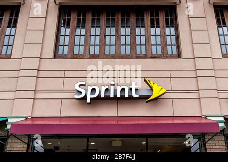 Reston, USA - 10 dicembre 2019: Plaza America e primo piano del testo del cartello sulla costruzione dell'ufficio Sprint Mobile nel nord della Virginia Foto Stock