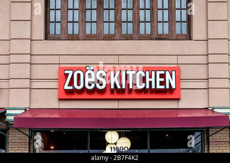 Reston, USA - 10 dicembre 2019: Plaza America e primo piano del testo di cartello sulla costruzione di architettura per Zoe's Kitchen catena ristorante nel nord della Vergine Foto Stock