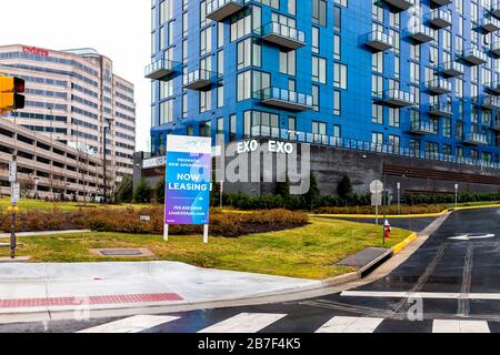 Reston, USA - 10 dicembre 2019: Campus di uffici del centro città su Sunset Hills Street Road durante il giorno nel nord della Virginia e segno per Exo lusso moderno Foto Stock