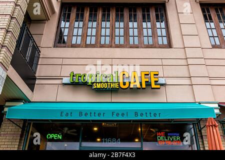 Reston, USA - 10 dicembre 2019: Plaza America e testo del segno sull'architettura dell'edificio per il ristorante della catena Tropical Smoothie Cafe nella Virginia settentrionale Foto Stock