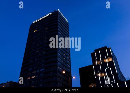 Varsavia, Polonia - 19 dicembre 2019: Firma dell'ufficio aziendale per McDonald's sul grattacielo edificio nel centro di Warszawa Foto Stock