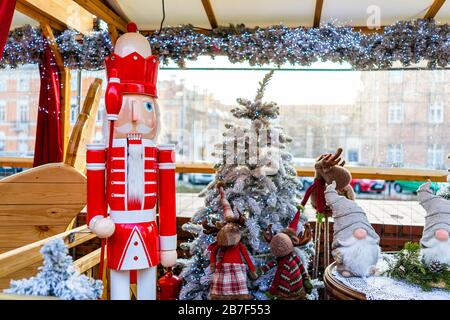 Varsavia, Polonia - 19 dicembre 2019: Mercatino di Natale nel centro storico di Warszawa con cabina fotografica con decorazioni per l'illuminazione di alberi di Capodanno, gnome nano an Foto Stock