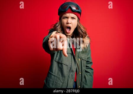 Ritratto di donna bionda sorridente che indossa occhiali da sci e casco  Foto stock - Alamy