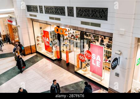 Varsavia, Polonia - 23 dicembre 2019: Cartello di fronte al negozio per scarpe CCC negozio outlet con cartello di vendita all'interno di Westfield Arkadia shopping ma Foto Stock