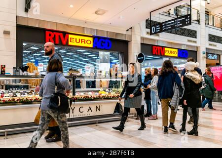 Varsavia, Polonia - 23 dicembre 2019: Cartello di vetrina per il negozio di elettronica di consumo RTV Euro AGD, chiosco per gelato all'interno di Westfield Arka Foto Stock