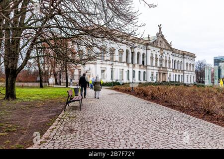 Varsavia, Polonia - 25 dicembre 2019: Palazzo Krasinski con parco e persone che camminano sul marciapiede di ciottoli in inverno di Warszawa Foto Stock