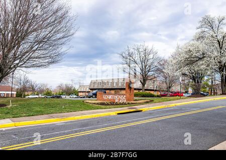 Città di Fairfax, USA - 10 marzo 2020: Centro commerciale all'aperto Courthouse plaza nell'area del centro, in strada University Drive Road con uffici Foto Stock