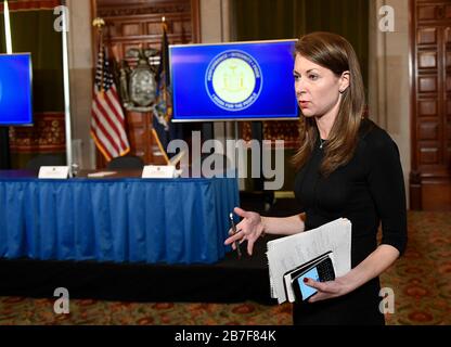 Melissa DeRosa segretario di New York Gov. Andrew Cuomo annuncia aggiornamenti sulla diffusione del coronavirus, domenica 15 marzo 2020, ad Albany, N.Y. Foto Stock