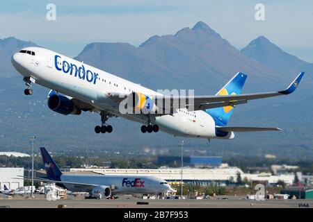 Condor Boeing 767 partenza charter dall'aeroporto di Ted Stevens (ANC / PANC) prendendo i turisti tedeschi dallo stato dell'Alaska. B767 / Anchorage, Alaska, Stati Uniti Foto Stock