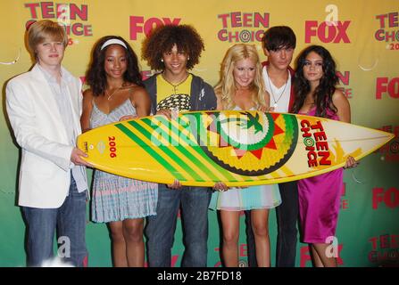 Cast 'High School Musical' - Lucas Grabeel, Monique Coleman, Corbin Bleu, Ashley Tidale, Zac Efron E Vanessa Ann Hudgens Al Teen Choice Awards 2006 - Sala Stampa Al Gibson Amphitheter A Universal City, Ca. La manifestazione si è svolta domenica 20 agosto 2006. Foto di: SBM / PictureLux Foto Stock