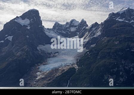 Monte Balmaceda all'estremità nord del suono dell'ultima Speranza, Cile Foto Stock