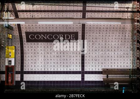 Panca vuota e piattaforma alla stazione della metropolitana Concorde, Right Bank, Parigi, Francia, Europa, colore Foto Stock