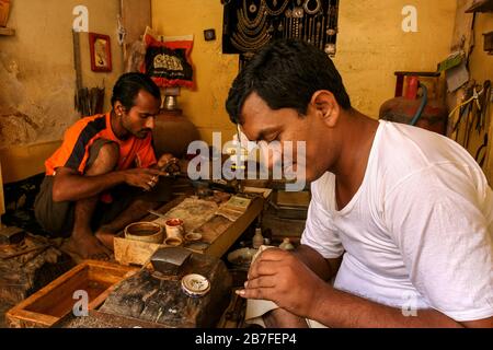 Jaisalmer, Rajasthan, India: Due gioiellieri artigiani al lavoro nel loro laboratorio Foto Stock