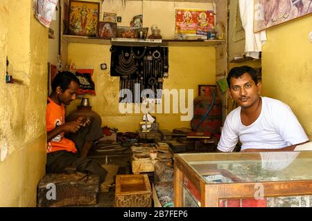 Jaisalmer, Rajasthan, India: Due gioiellerie artigianali nel loro laboratorio Foto Stock