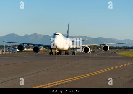 Vista frontale dell'UPS Cargo Boeing 747 Freighter (747-8F). L'aeroporto di Anchorage di Ted Stevens in Alaska funziona come centro di carico per il servizio del pacco Unito. Foto Stock