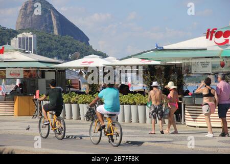 Rio De Janeiro, Rio De Janeiro, Brasile. 15 Mar 2020. (Int).Movement alle spiagge di Rio de Janeiro.March 15, 2020, Rio de Janeiro, Brasile:Movimento di persone a Copacabana e Ipanema spiagge di Rio de Janeiro.Anche con il decreto che vieta gli agglomerati nello stato di Rio de Janeiro a causa del Corona Virus, Le spiagge si riempiono ancora e non cambiano la vita di Cariocas, questo Domenica pomeriggio (15).(Carioca è il nome dato a qualcuno da Rio de Janeiro).Credit:Fausta Maia/Thenews2 Credit: Fausto Maia/TheNEWS2/ZUMA Wire/Alamy Live News Foto Stock