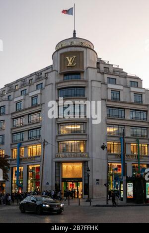 Louis Vuitton al viale Champs-Élysées di Parigi, Francia, Europa Foto Stock