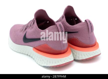 Paio di scarpe da running rosa Nike Epic React 2 sfoggia un look isolato su sfondo bianco Foto Stock