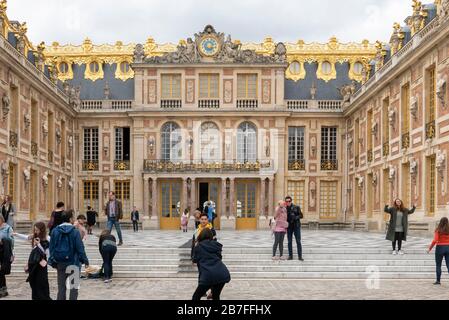 La facciata Est del Palazzo di Versailles nella periferia di Parigi, Francia, Europa Foto Stock