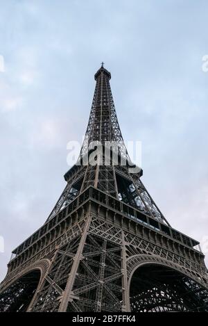 Vista a basso angolo della Torre Eiffel a Parigi, Francia, Europa Foto Stock