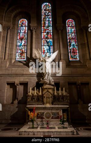 Statua di San Michele all'interno della Basilica del Sacro cuore a Parigi, Francia, Europa Foto Stock