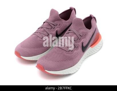 Paio di scarpe da running rosa Nike Epic React 2 sfoggia un look isolato su sfondo bianco Foto Stock